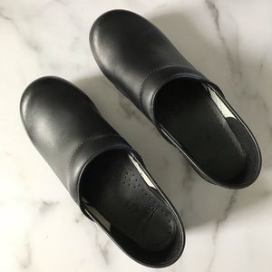 Like new: Dansko Professional Cabrio clogs